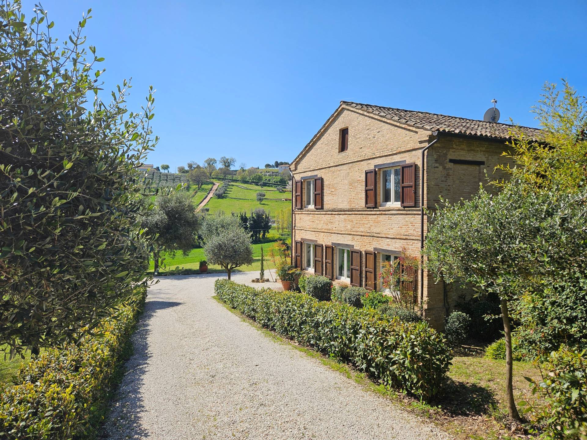 Casale Colonico Rustico in vendita a Montecosaro