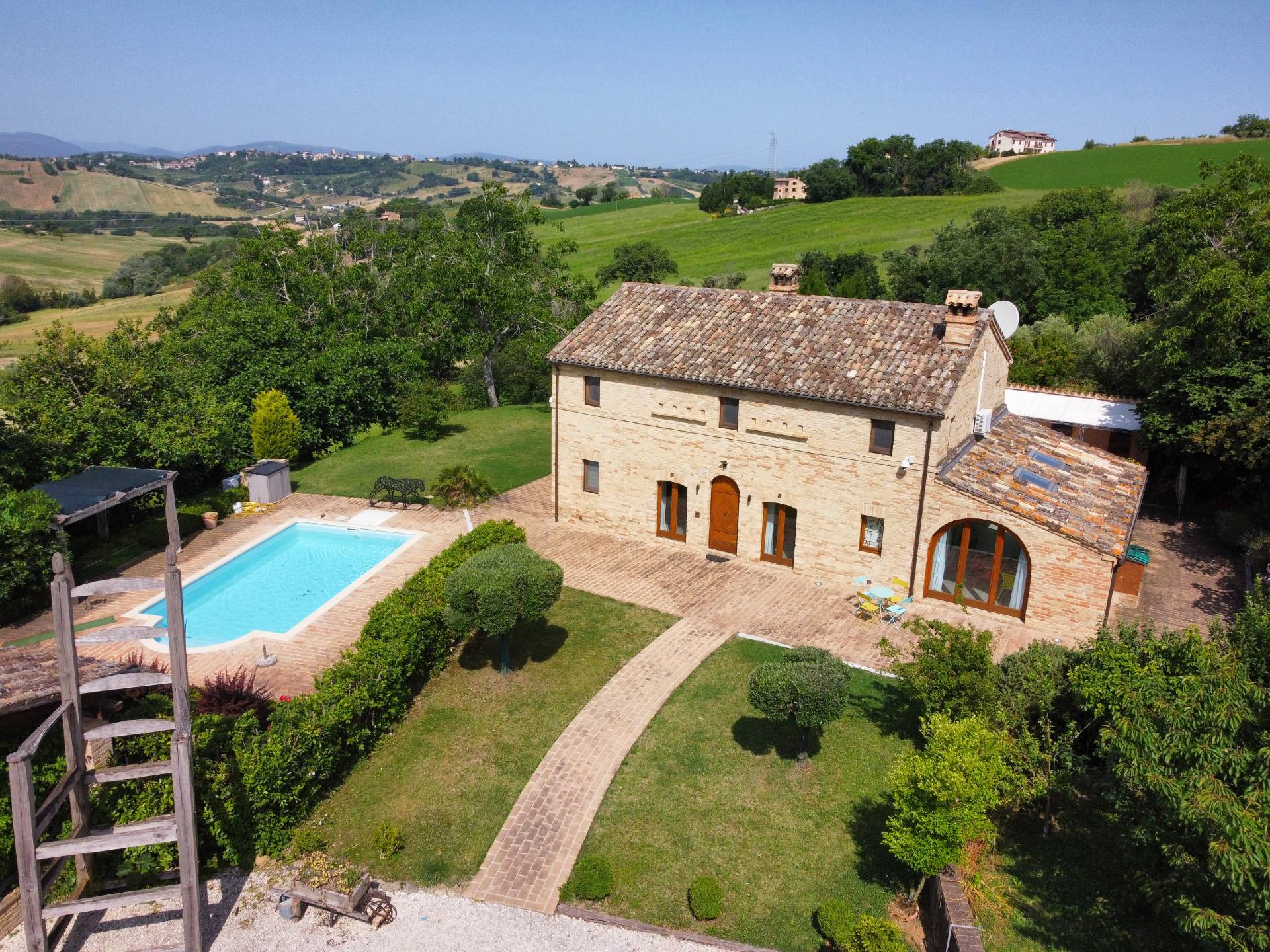 Casale Colonico Rustico in vendita a Loro Piceno