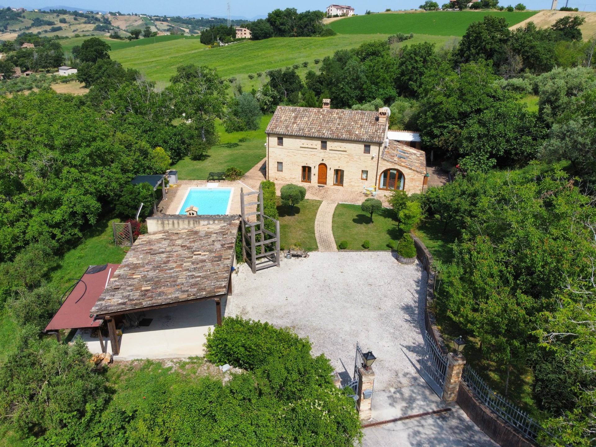 Casale Colonico Rustico in vendita a Loro Piceno