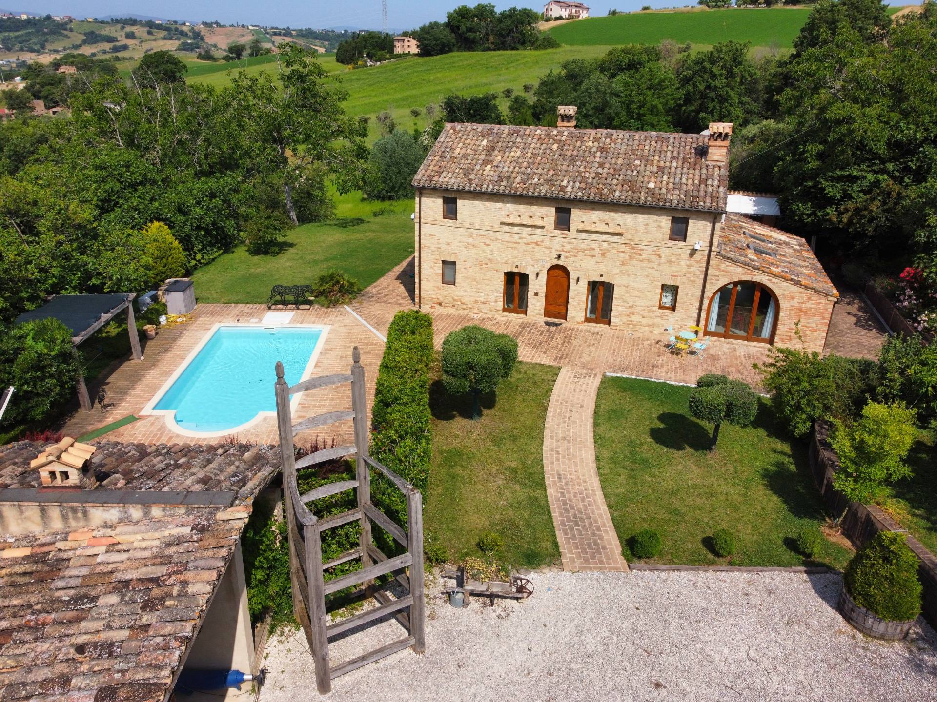 Casale Colonico Rustico in vendita a Loro Piceno