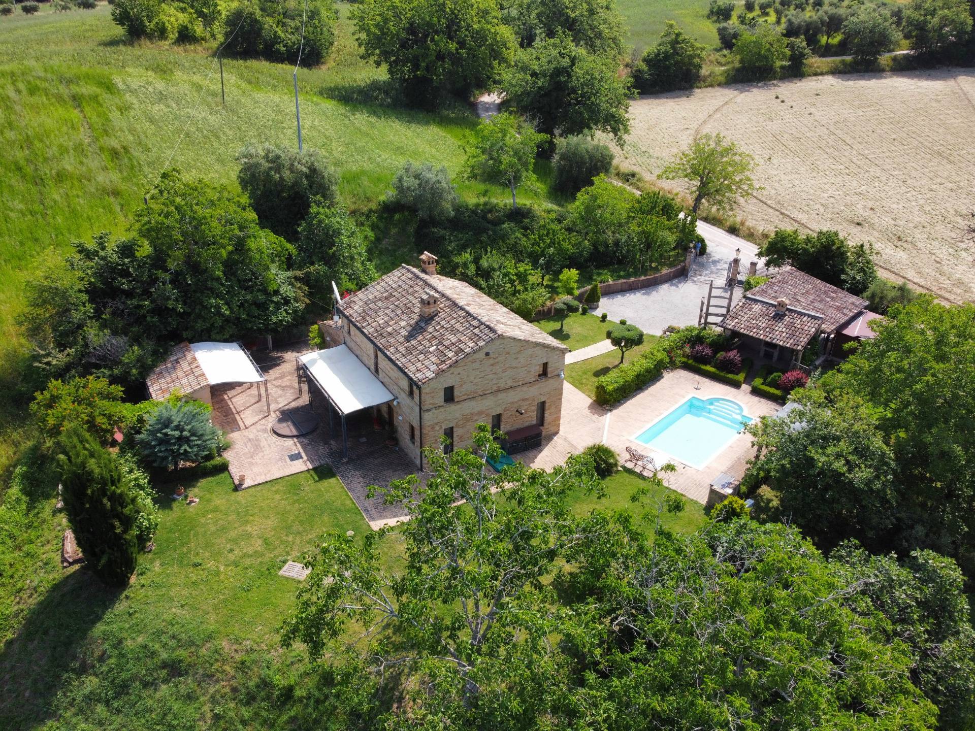 Casale Colonico Rustico in vendita a Loro Piceno