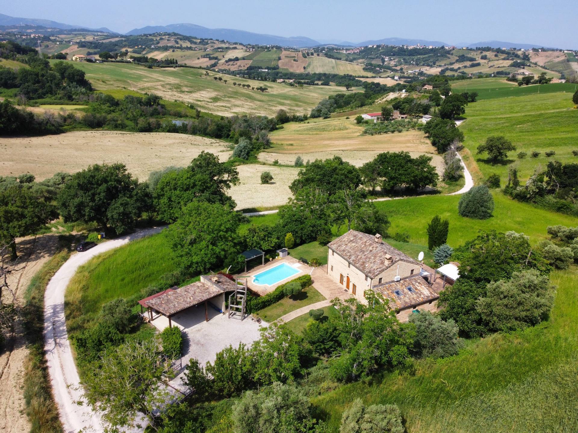 Casale Colonico Rustico in vendita a Loro Piceno