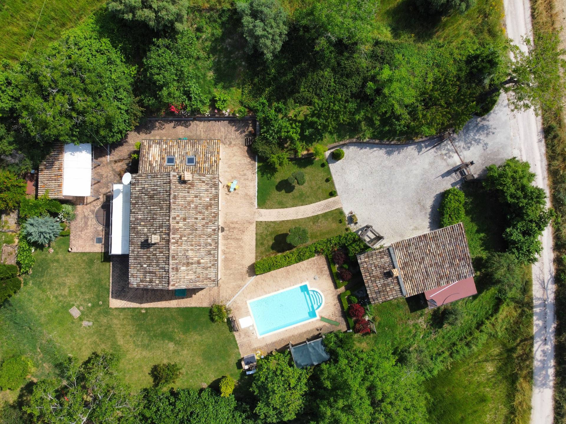 Casale Colonico Rustico in vendita a Loro Piceno