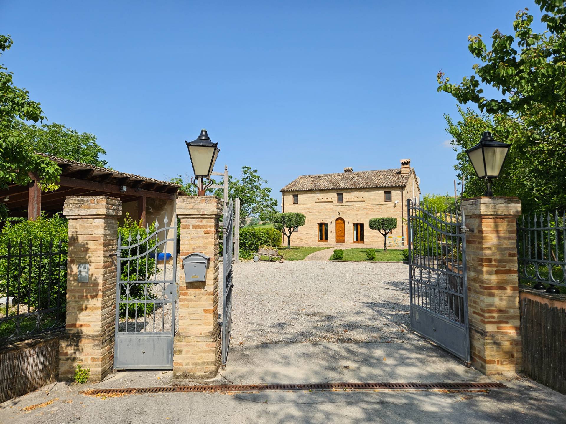 Casale Colonico Rustico in vendita a Loro Piceno