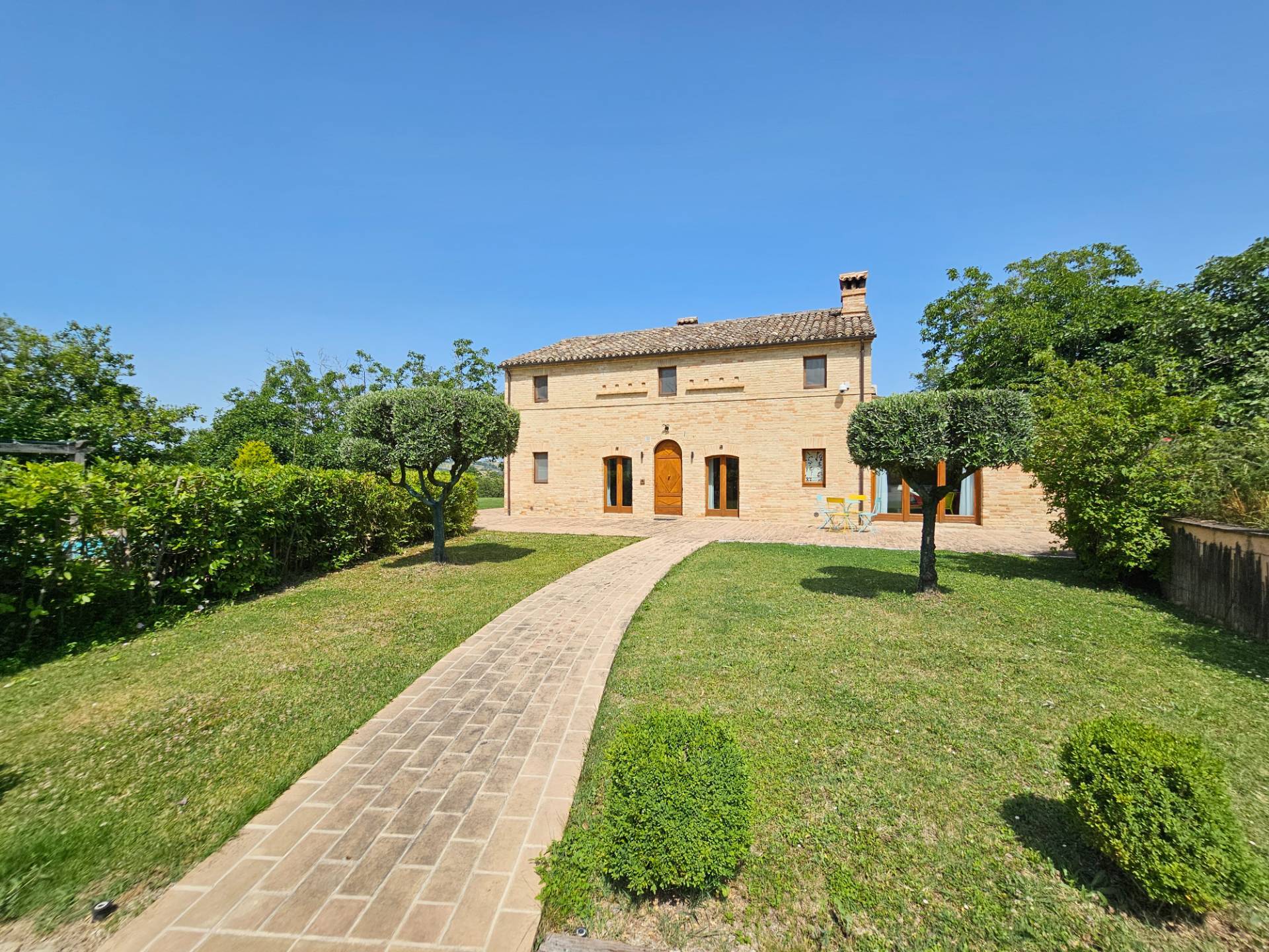 Casale Colonico Rustico in vendita a Loro Piceno