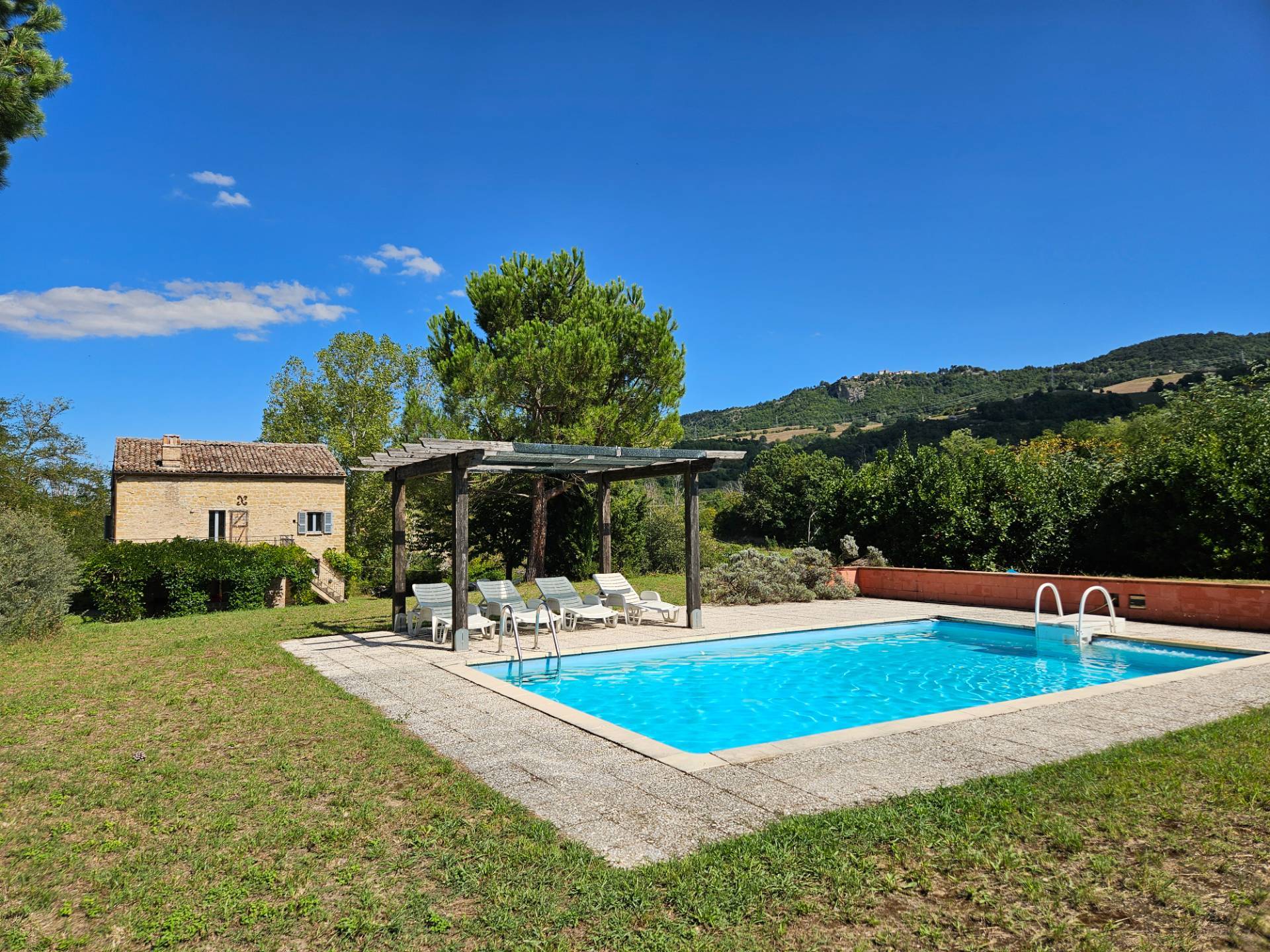 Casale Colonico Rustico in vendita a Smerillo