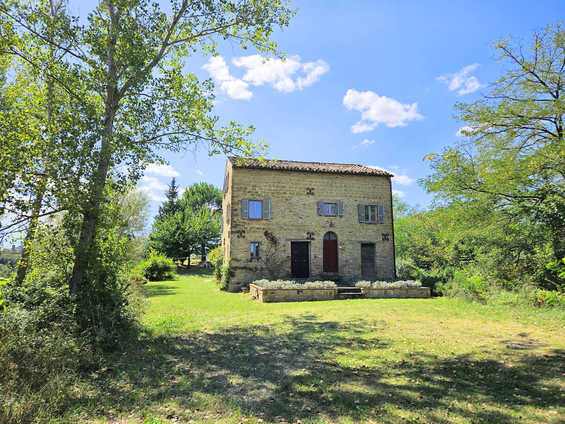 Casale Colonico Rustico in vendita a Smerillo
