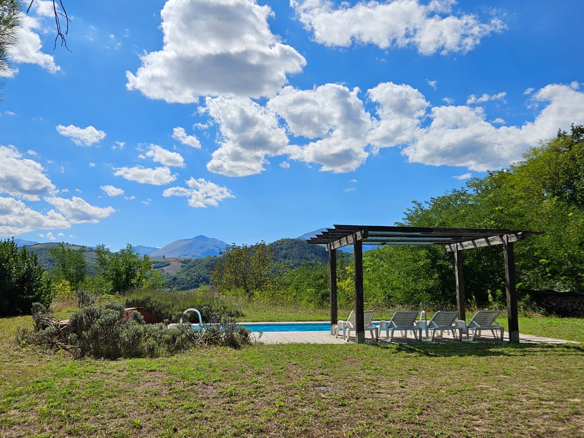 Casale Colonico Rustico in vendita a Smerillo