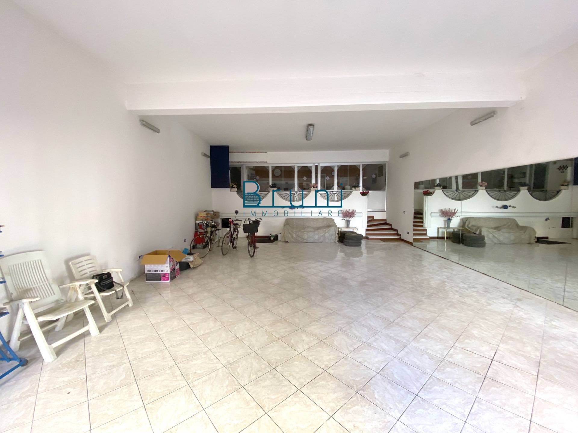 Locale commerciale in vendita a San Benedetto del Tronto, Centro