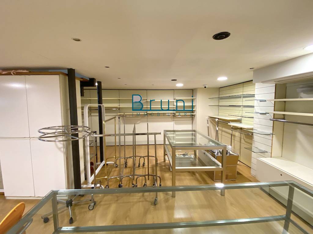 Locale commerciale in affitto a San Benedetto del Tronto, Porto d'Ascoli