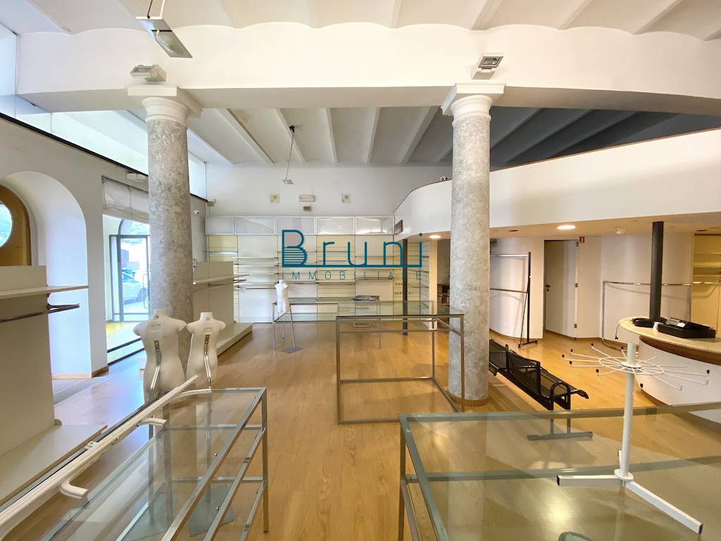 Locale commerciale in affitto a San Benedetto del Tronto, Porto d'Ascoli