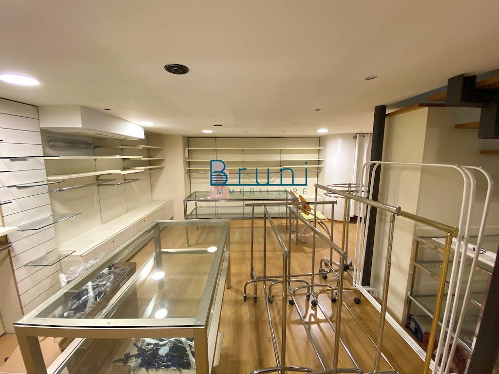 Locale commerciale in affitto a San Benedetto del Tronto, Porto d'Ascoli