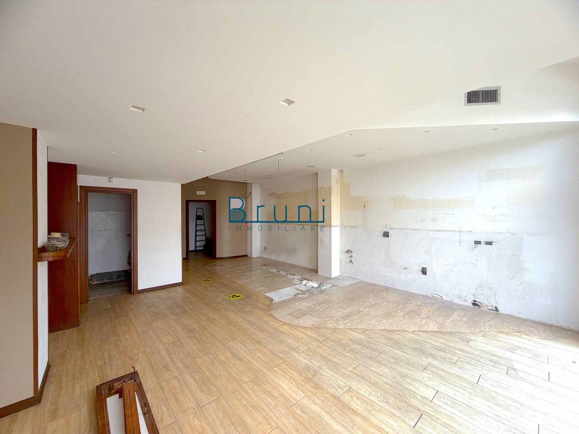 Locale commerciale in affitto a San Benedetto del Tronto, Centro