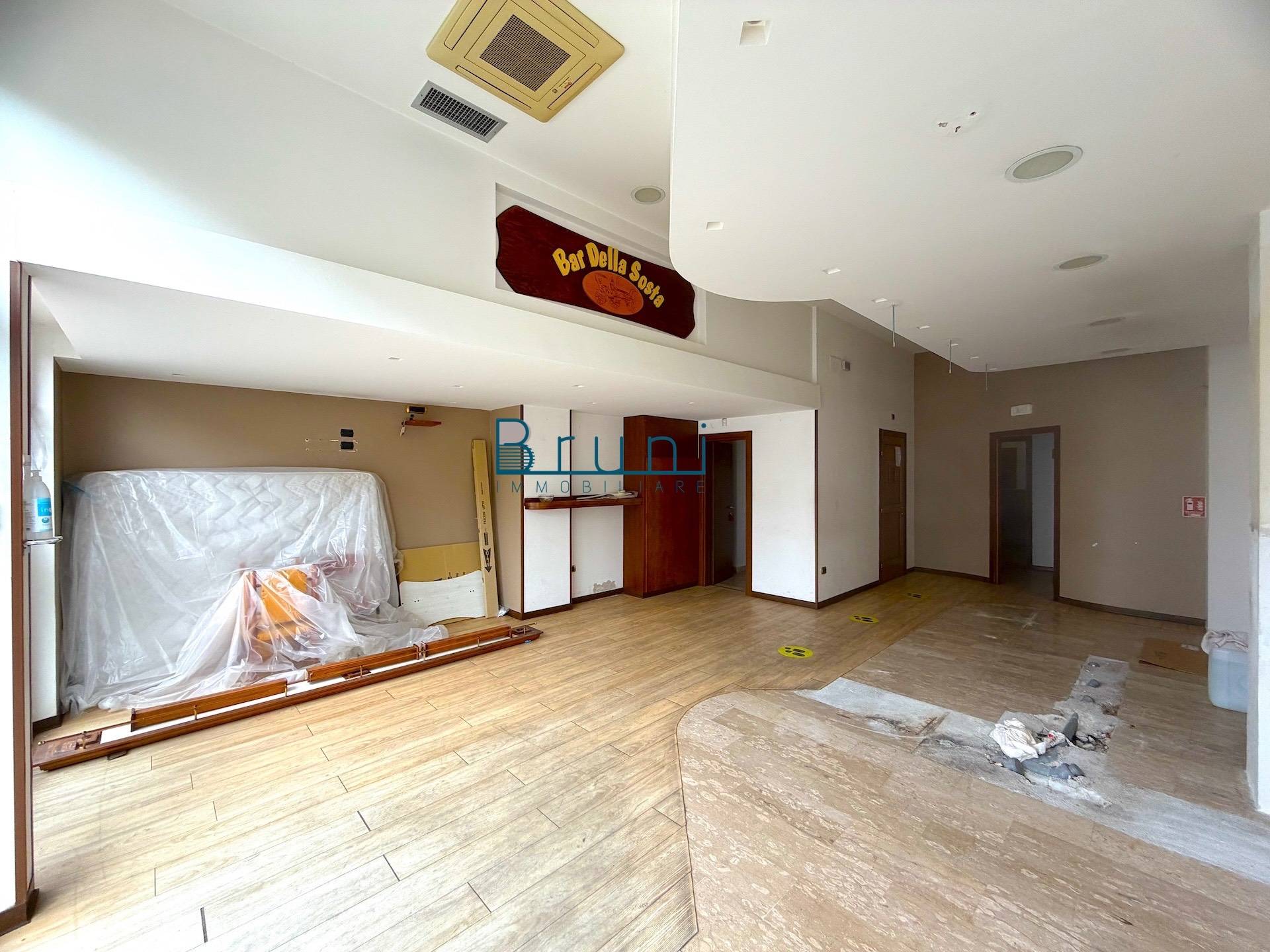 Locale commerciale in affitto a San Benedetto del Tronto, Centro