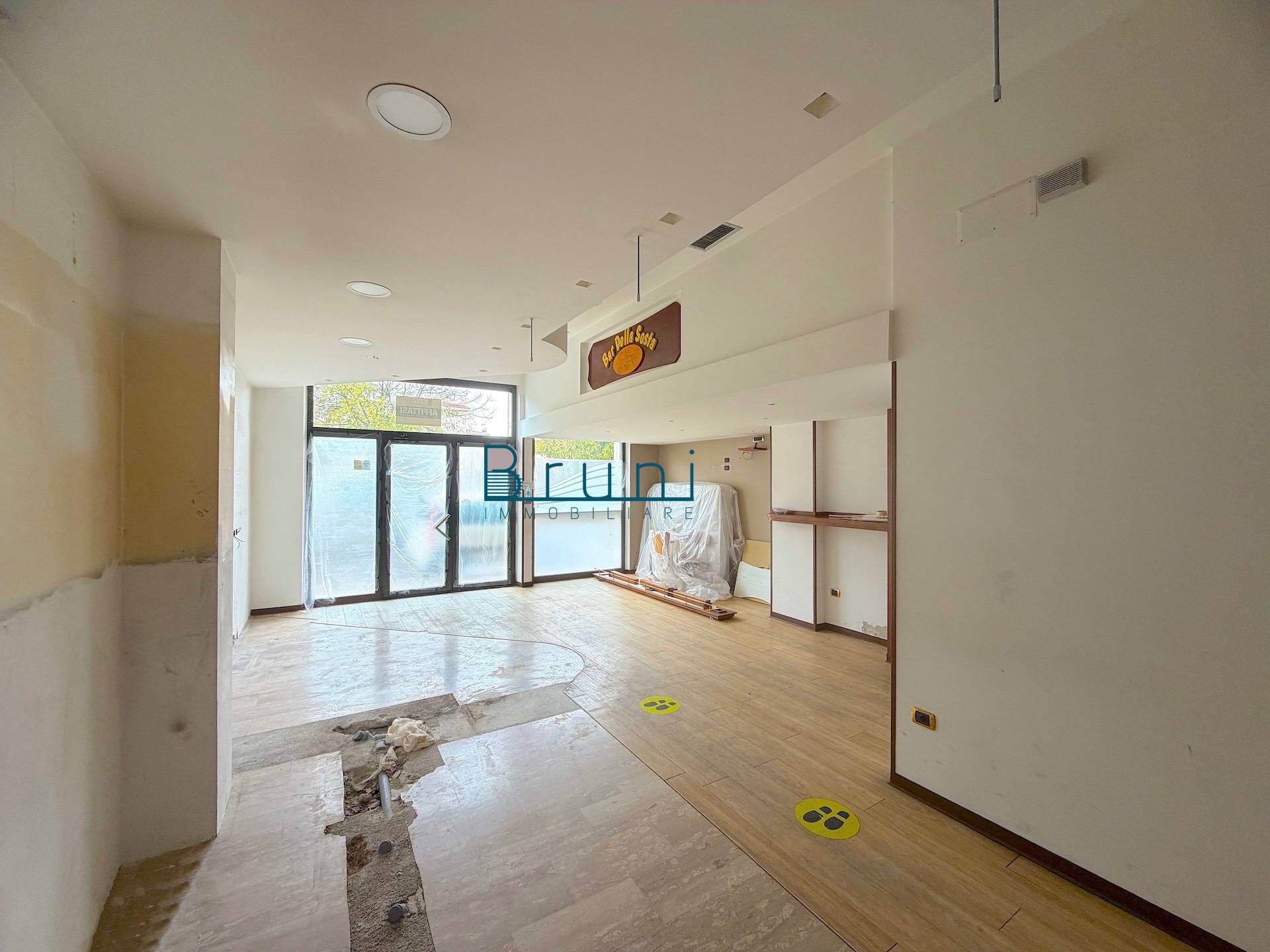 Locale commerciale in affitto a San Benedetto del Tronto, Centro