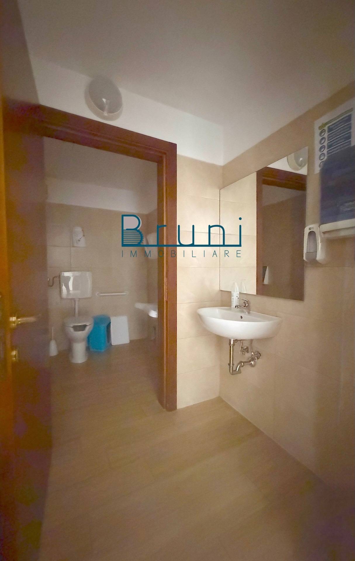 Locale commerciale in affitto a San Benedetto del Tronto, Centro