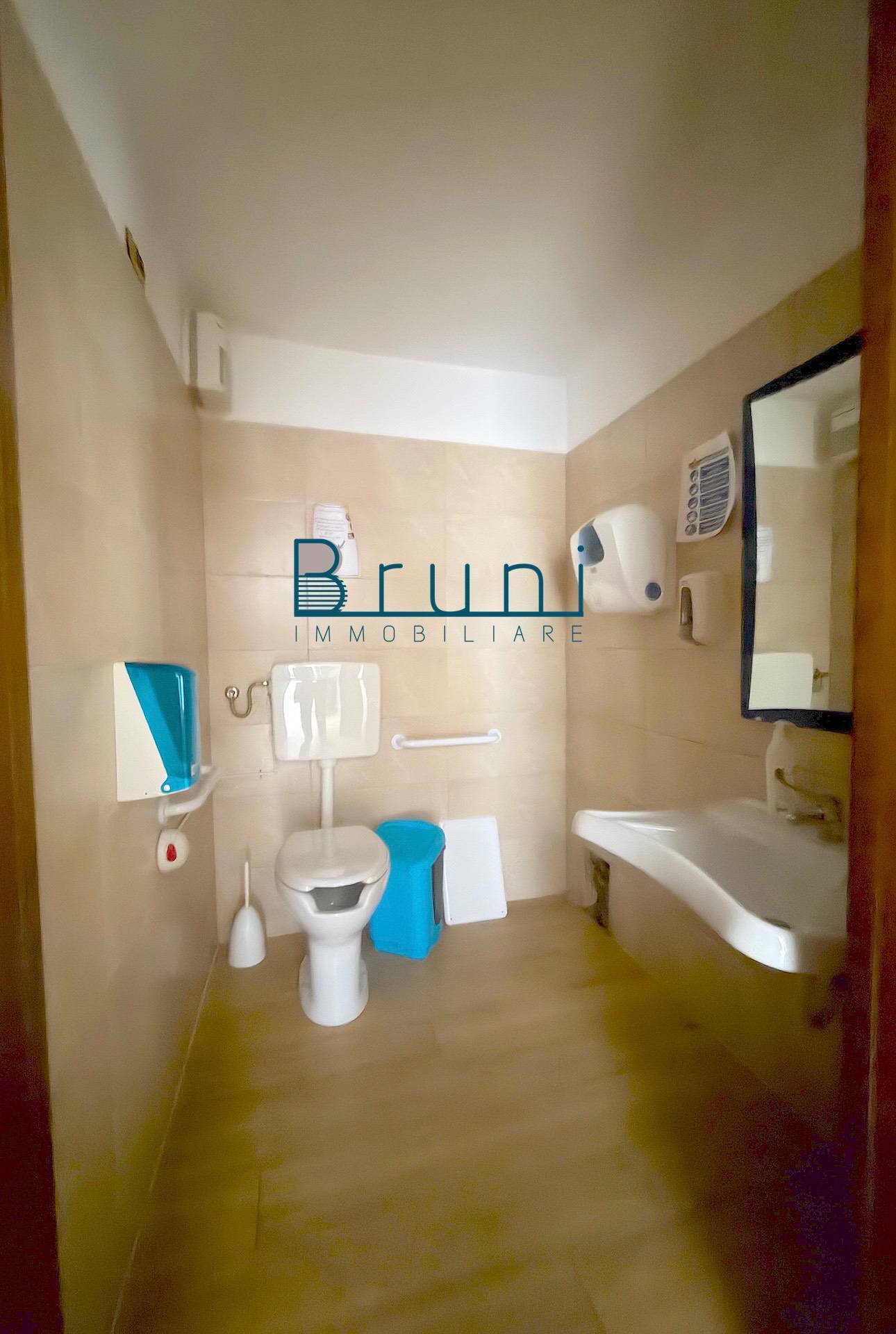 Locale commerciale in affitto a San Benedetto del Tronto, Centro