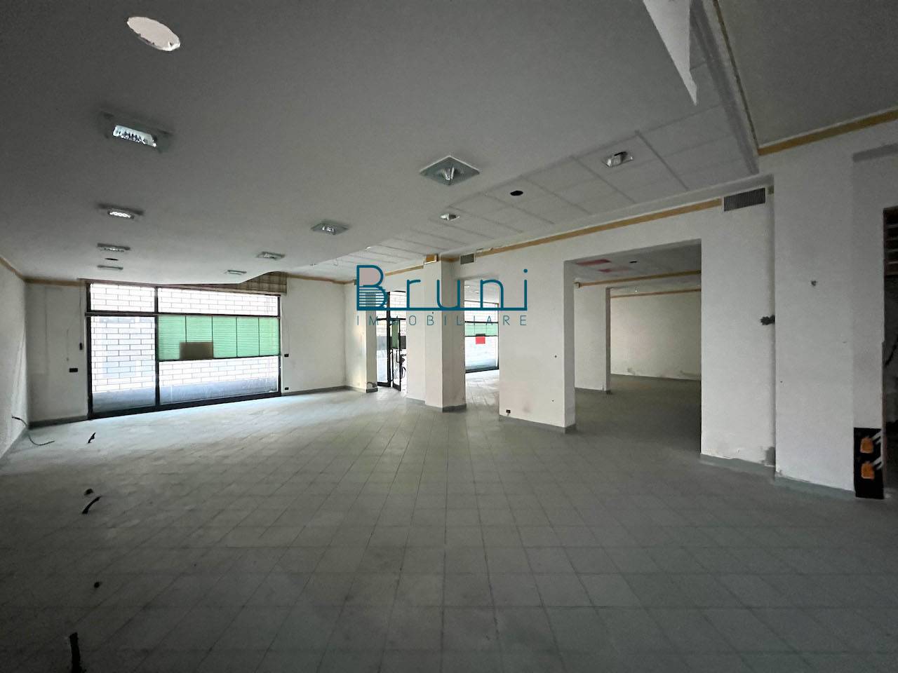 Locale commerciale in affitto a Alba Adriatica, Zona Mare