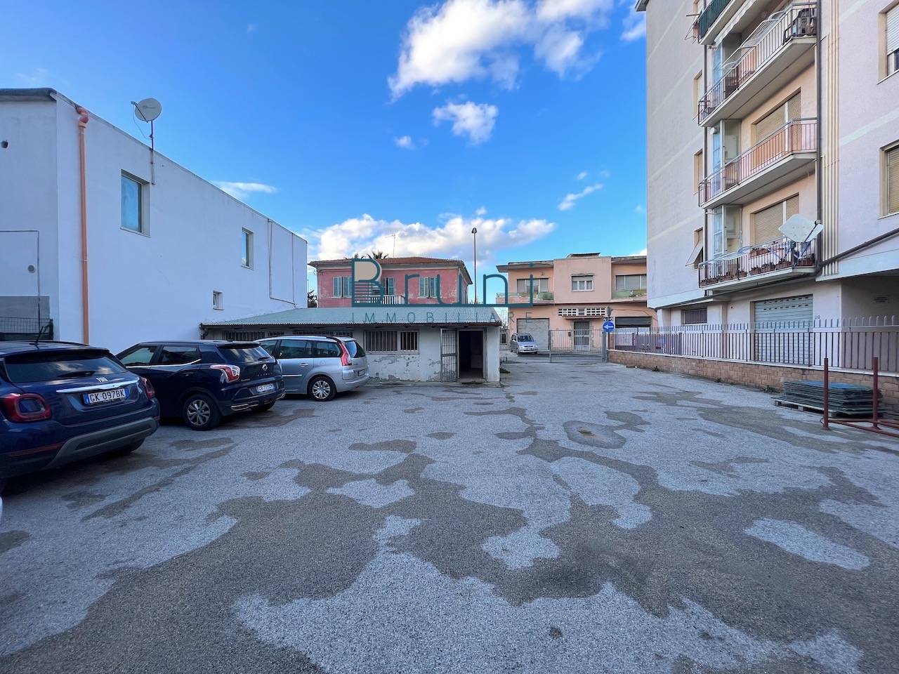 Locale commerciale in affitto a Alba Adriatica, Zona Mare