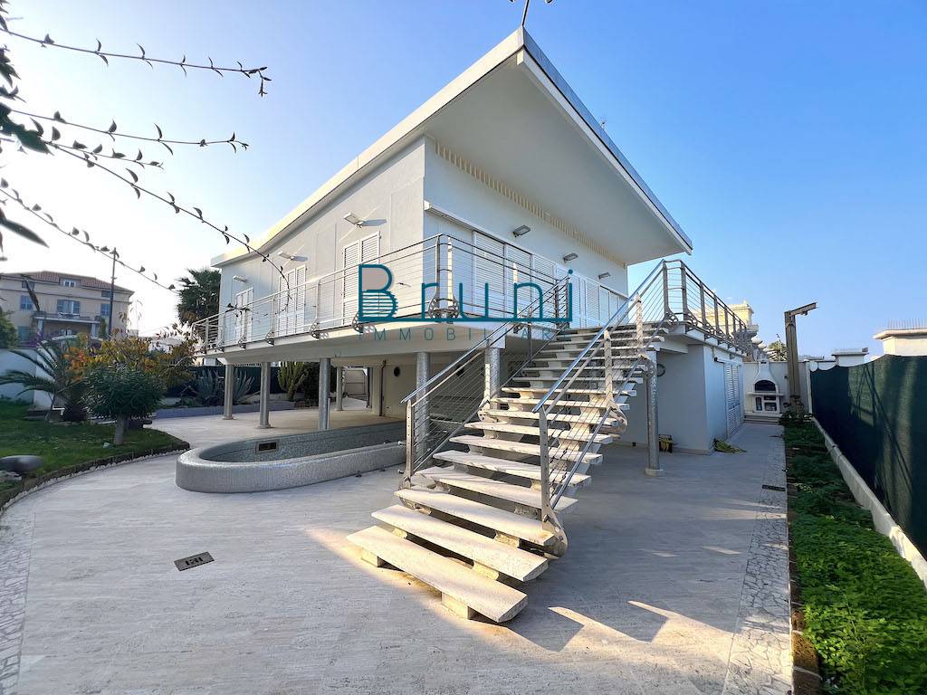 Villino in vendita a Grottammare, Prima Fila Mare