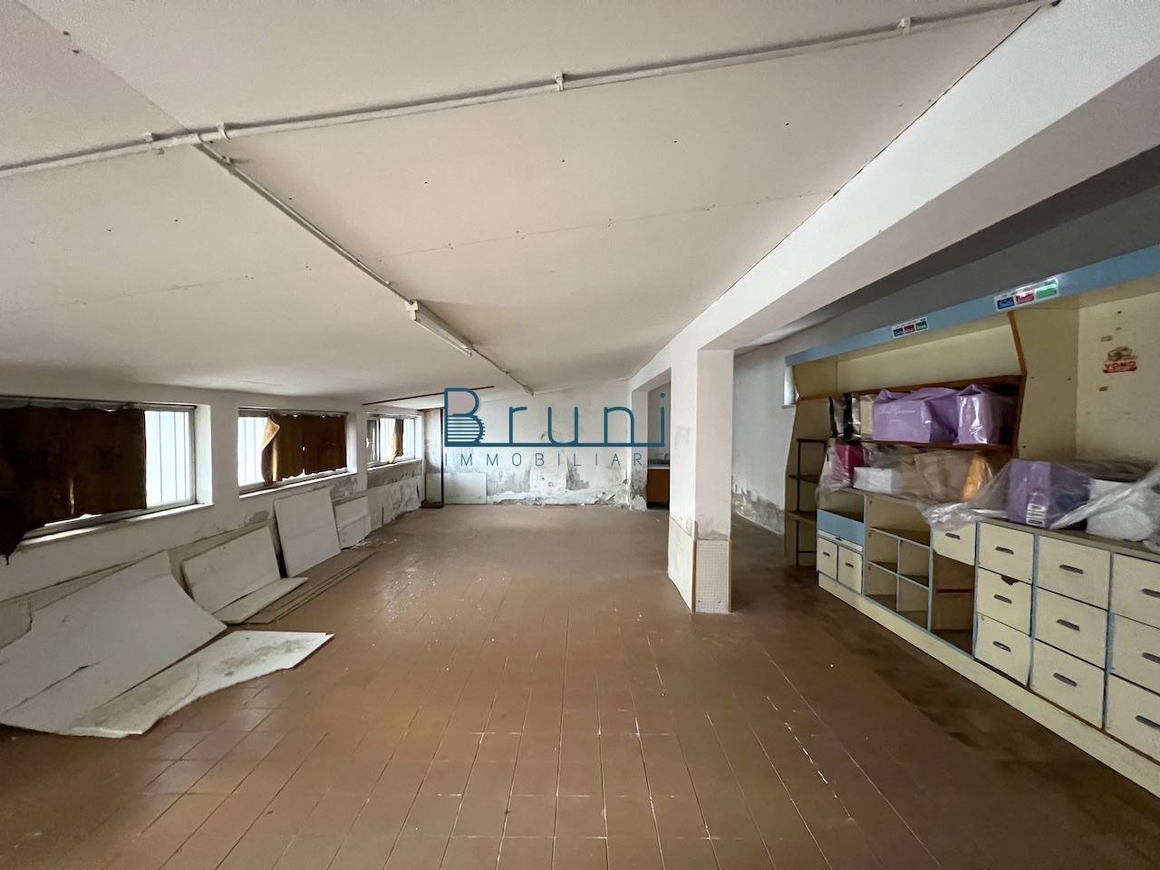 Locale commerciale in affitto a Alba Adriatica, Zona Mare