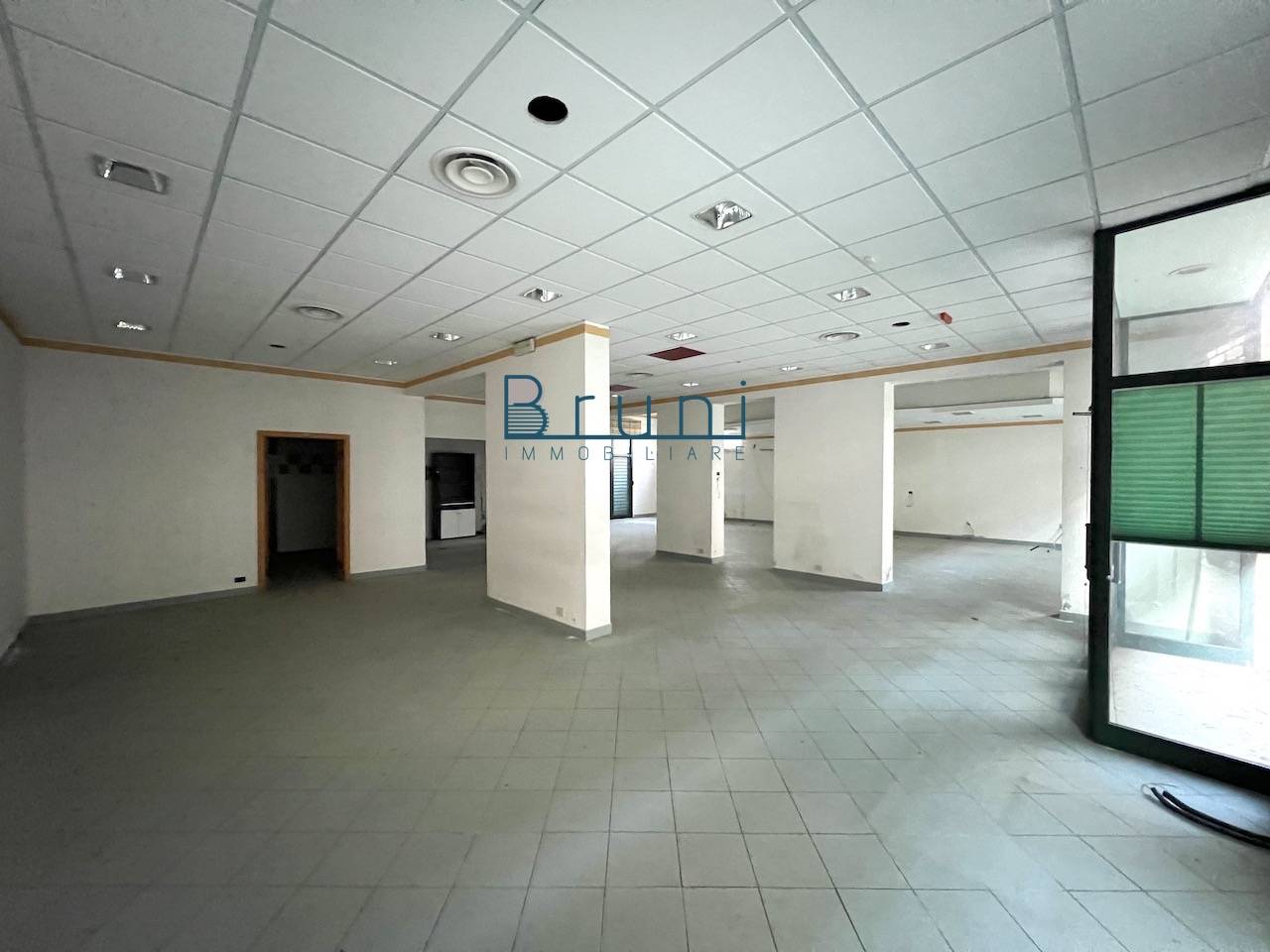 Locale commerciale in affitto a Alba Adriatica, Zona Mare