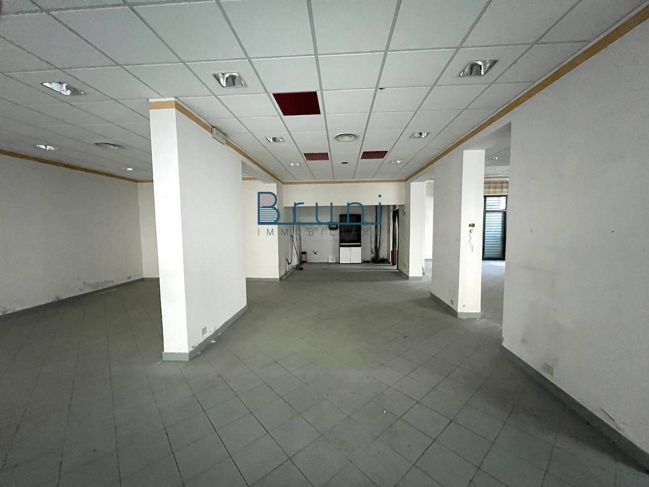 Locale commerciale in affitto a Alba Adriatica, Zona Mare