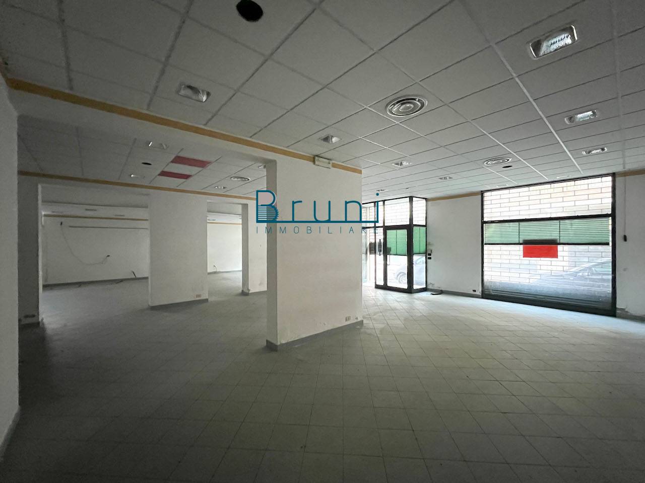 Locale commerciale in affitto a Alba Adriatica, Zona Mare