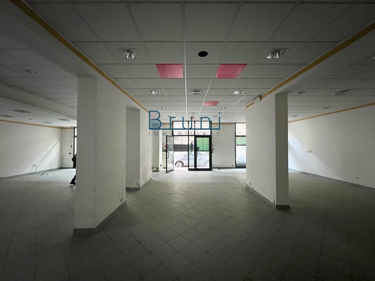 Locale commerciale in affitto a Alba Adriatica, Zona Mare