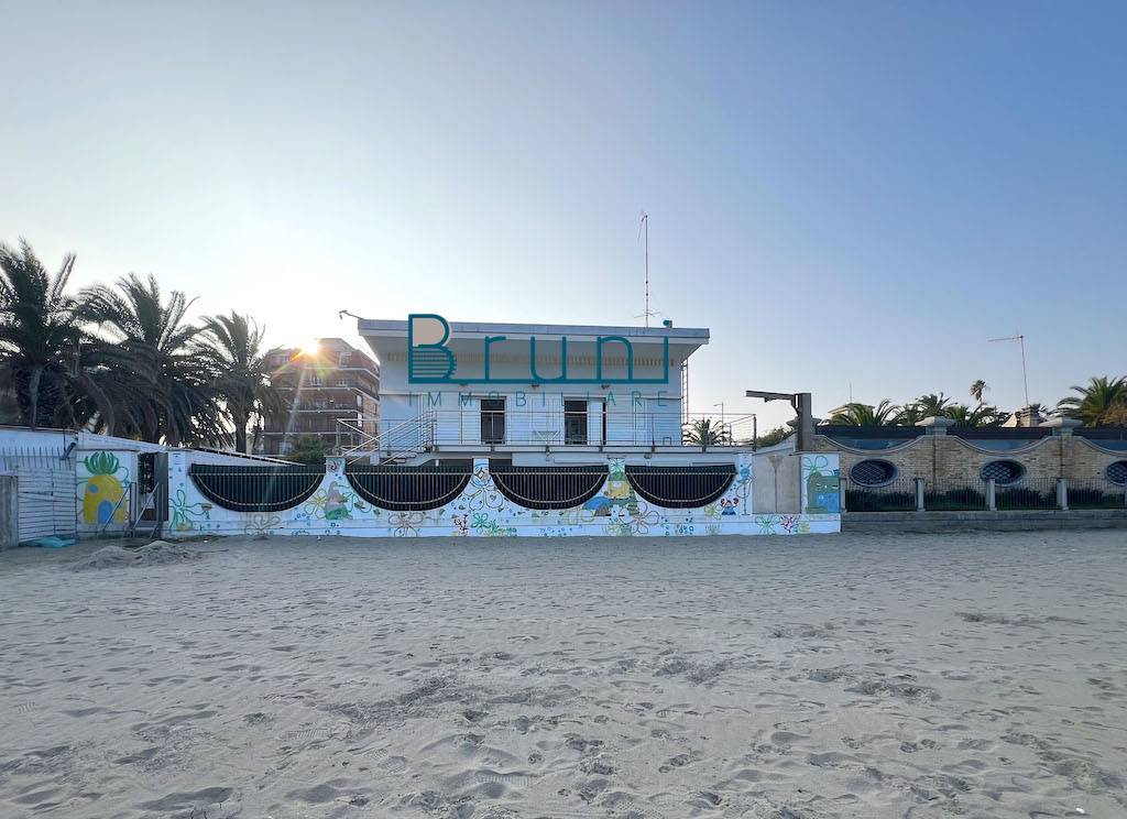 Villino in vendita a Grottammare, Prima Fila Mare