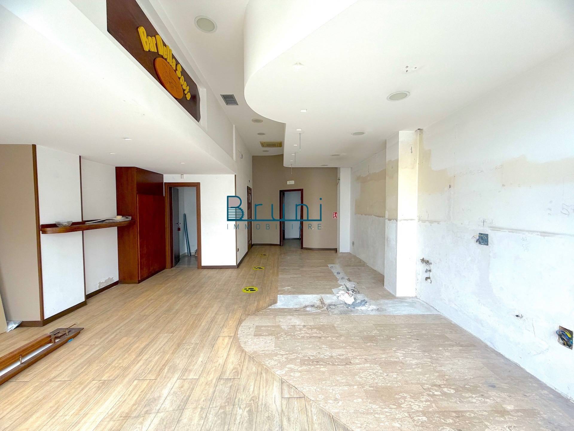 Locale commerciale in affitto a San Benedetto del Tronto, Centro