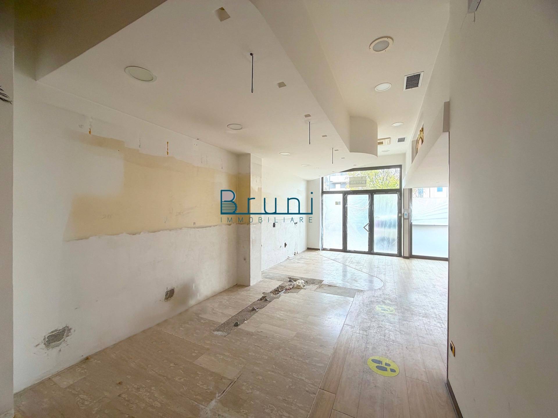 Locale commerciale in affitto a San Benedetto del Tronto, Centro