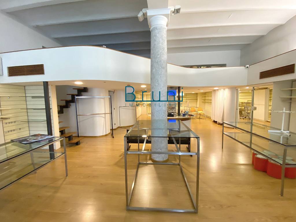 Locale commerciale in affitto a San Benedetto del Tronto, Porto d'Ascoli