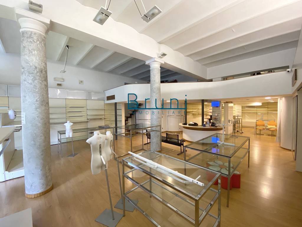 Locale commerciale in affitto a San Benedetto del Tronto, Porto d'Ascoli