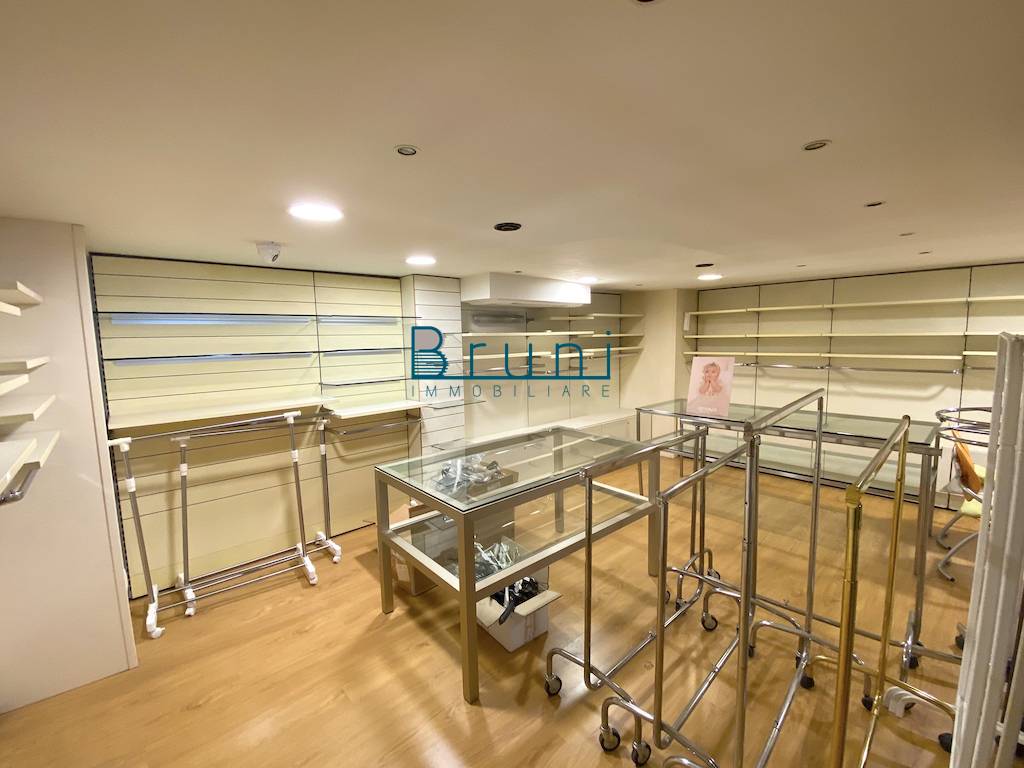 Locale commerciale in affitto a San Benedetto del Tronto, Porto d'Ascoli