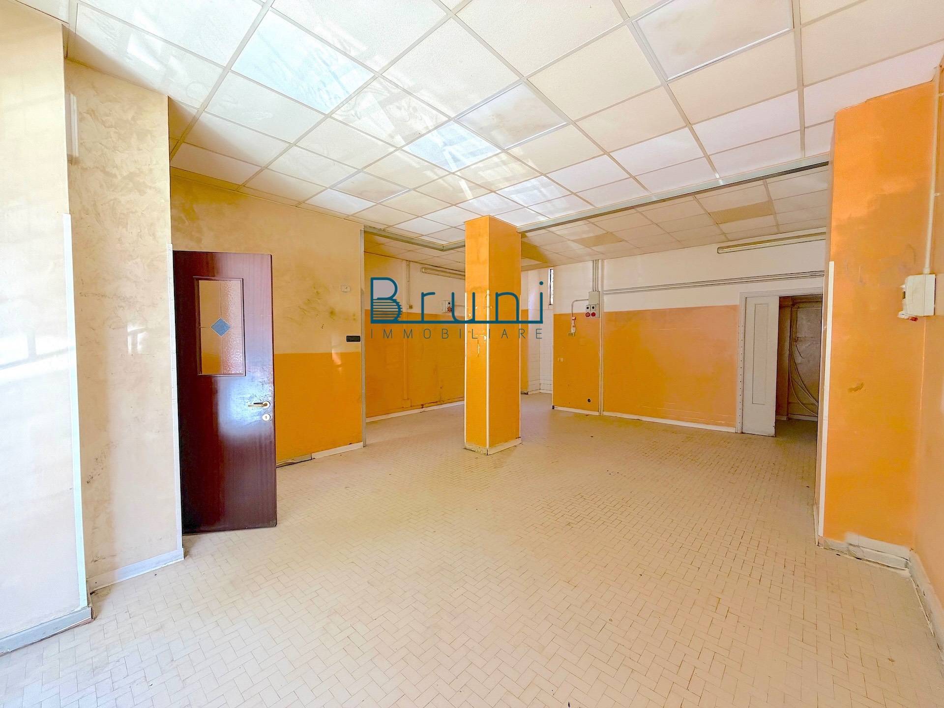 Locale commerciale in vendita a San Benedetto del Tronto, Zona Viale De Gasperi