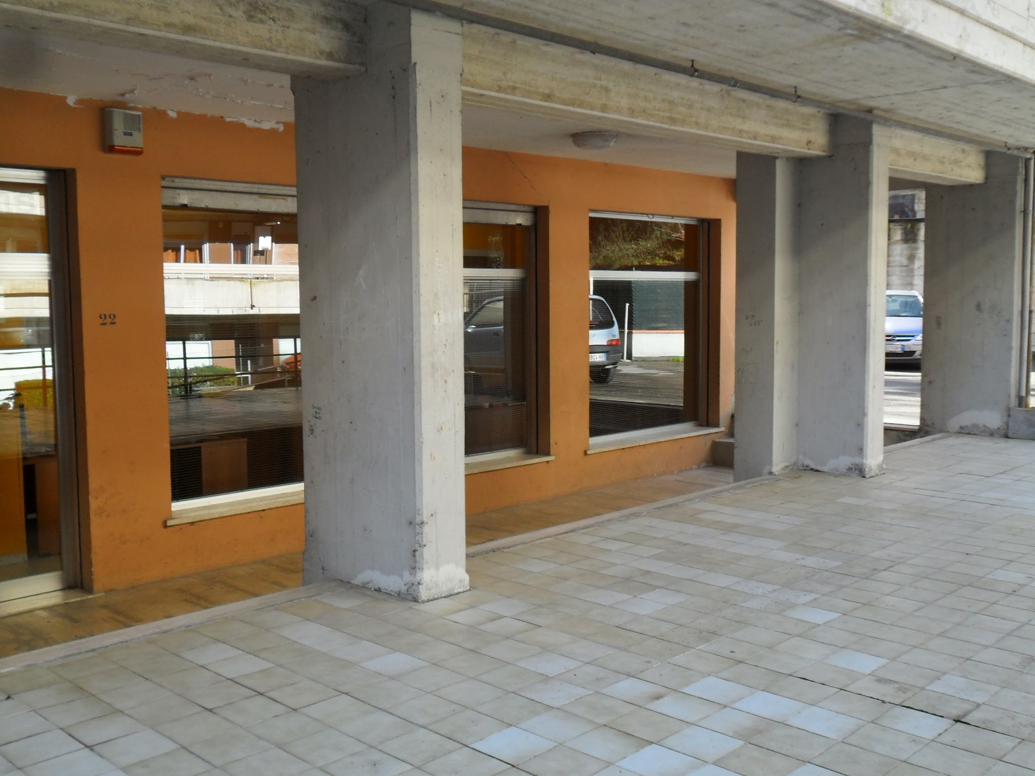 Locale Commerciale in vendita a Folignano, Residenziale (villa Pigna)