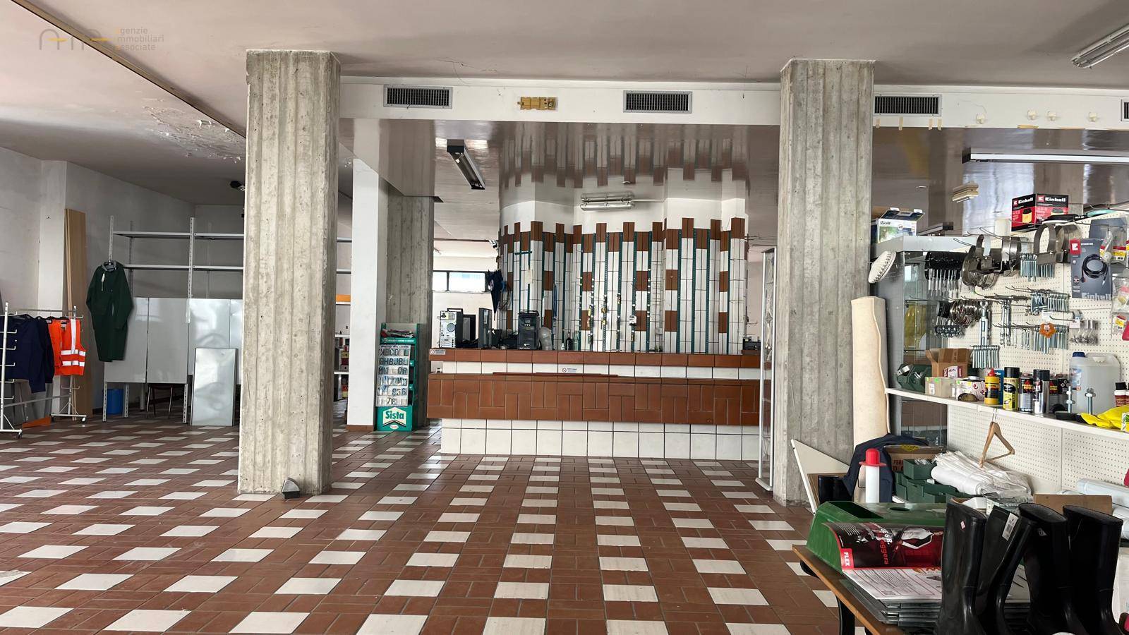 Locale Commerciale in affitto a Castel di Lama, Zona Salaria