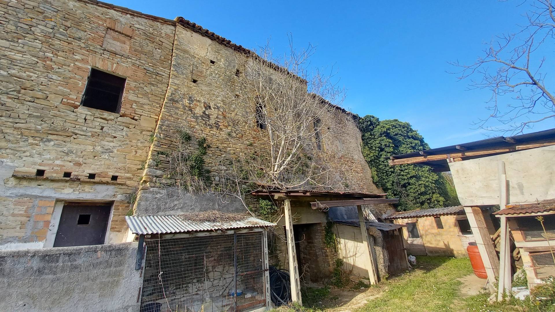 Casale Colonico Rustico in vendita a Montalto delle Marche
