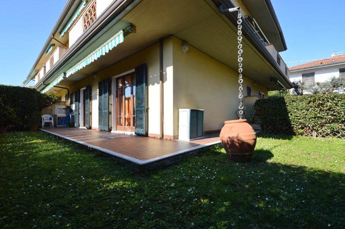 Villa con giardino, Massa marina di