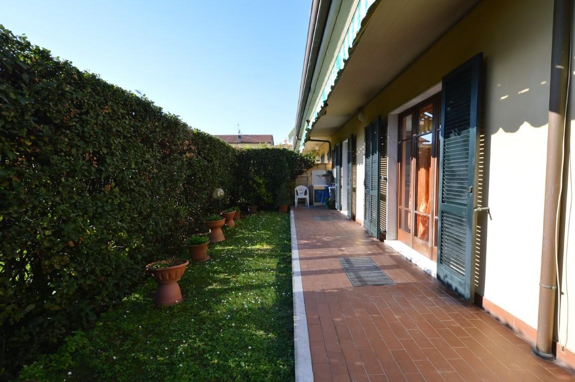 Villa con giardino, Massa marina di