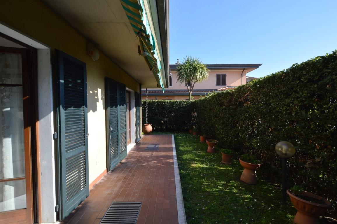 Villa con giardino, Massa marina di