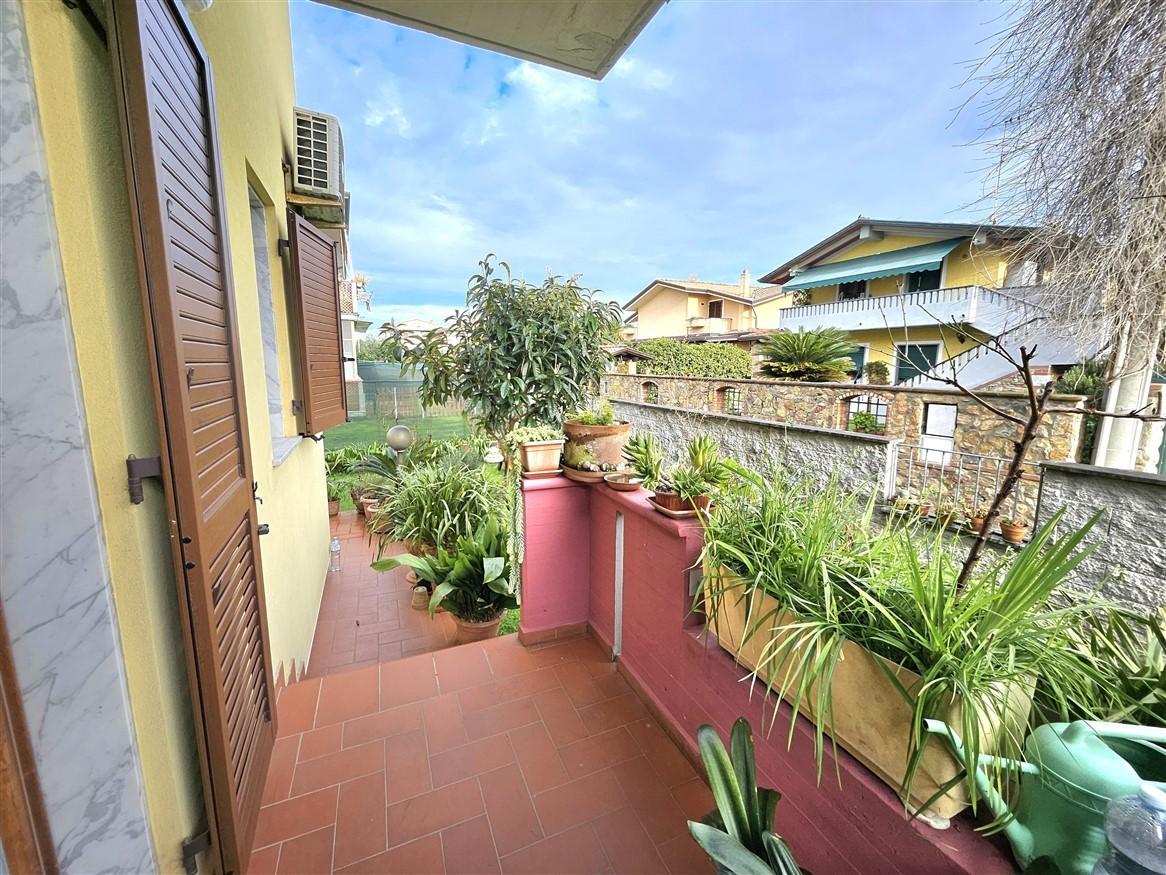 Villa Trifamiliari con giardino, Massa marina di