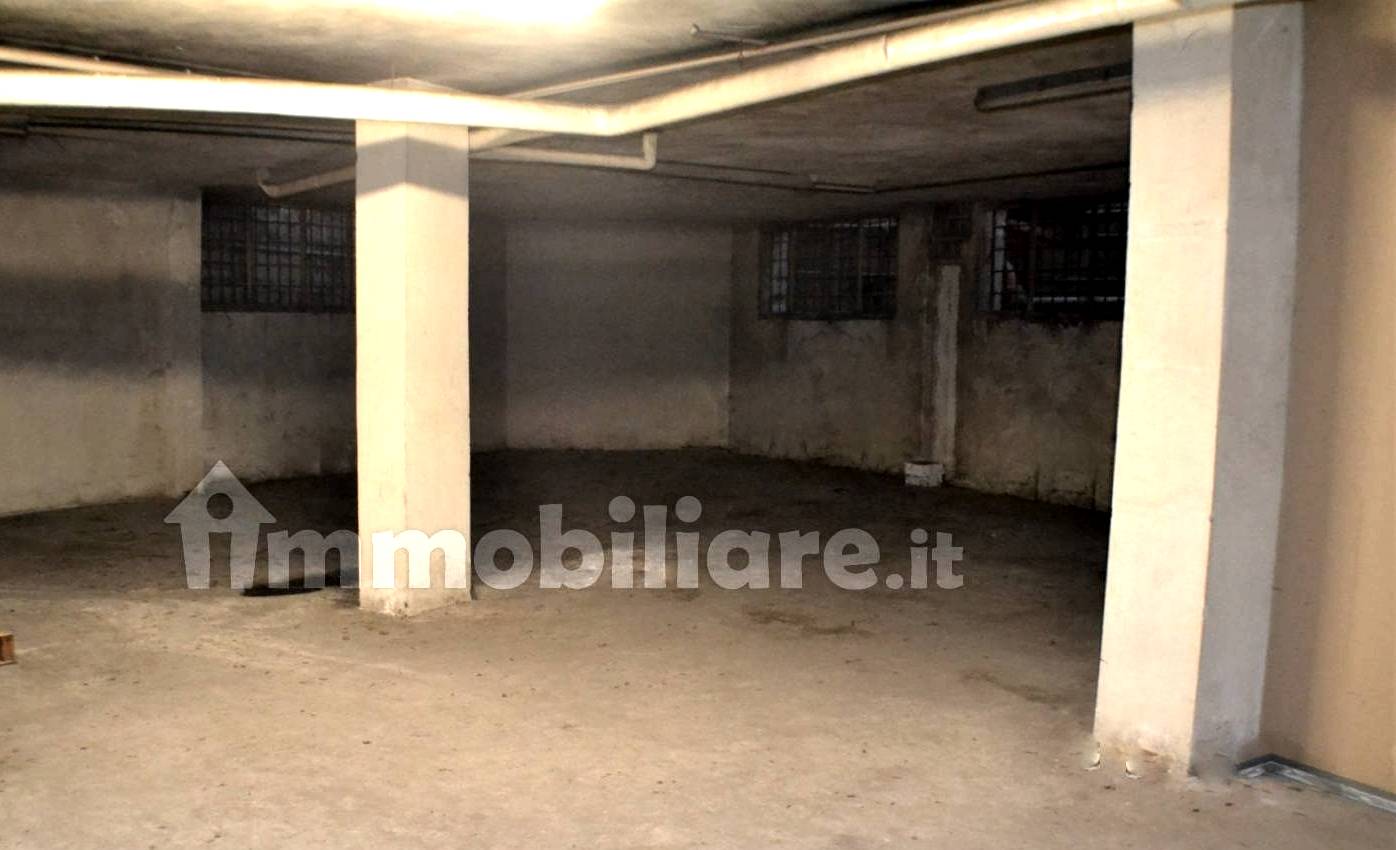 Locale commerciale in affitto a Nichelino, Centrale -