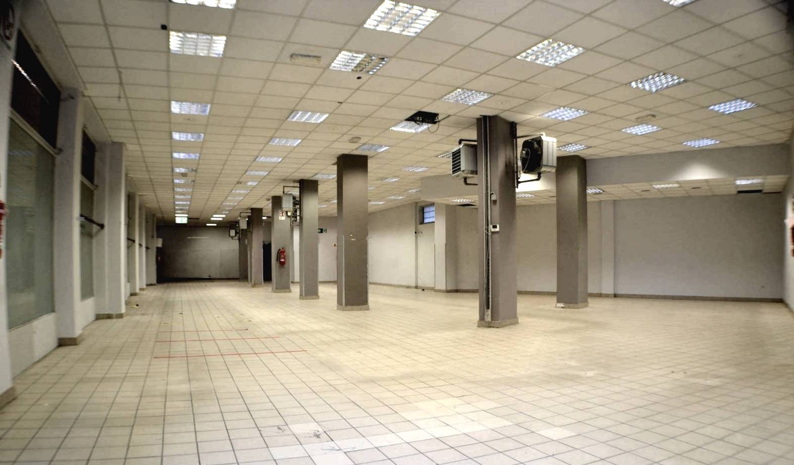 Locale commerciale in affitto a Nichelino, Centrale -