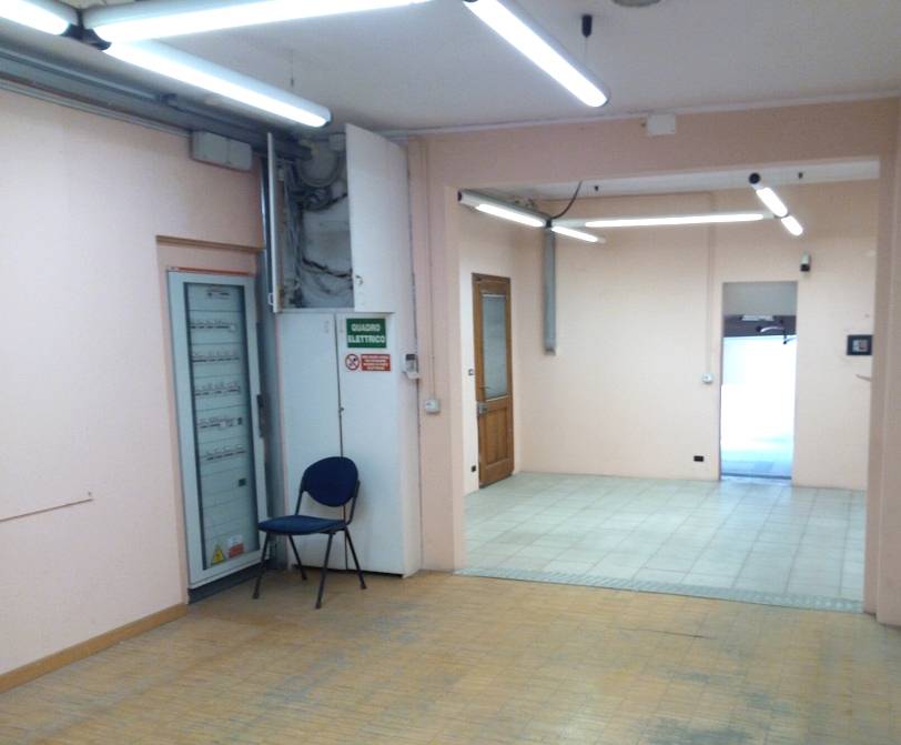 Locale commerciale in affitto a Torino, Madonna del Pilone - Sassi