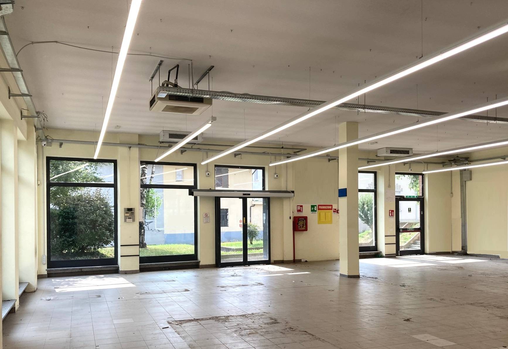 Locale commerciale in affitto a Rivoli, Cascine Vica (to)