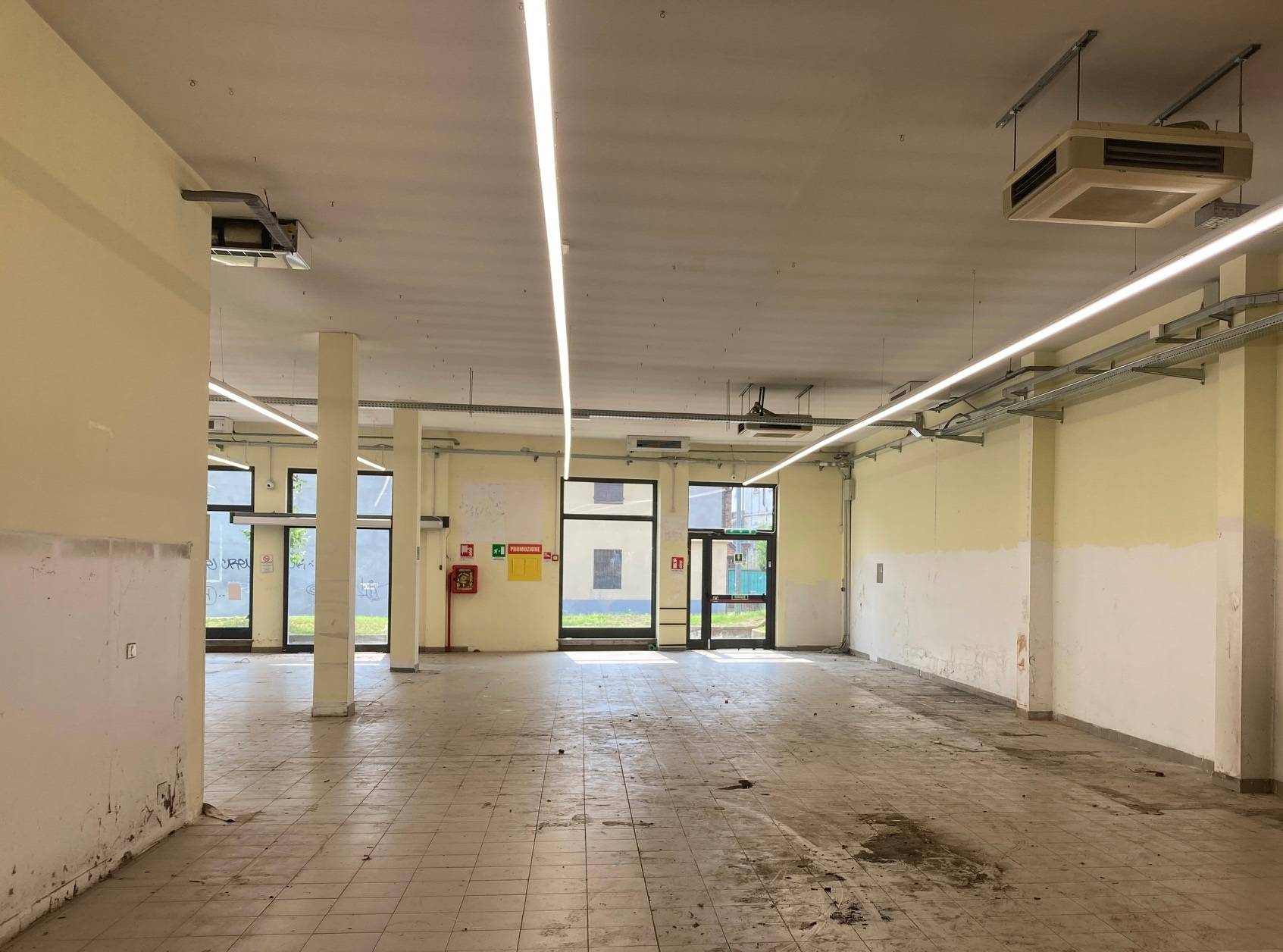 Locale commerciale in affitto a Rivoli, Cascine Vica (to)