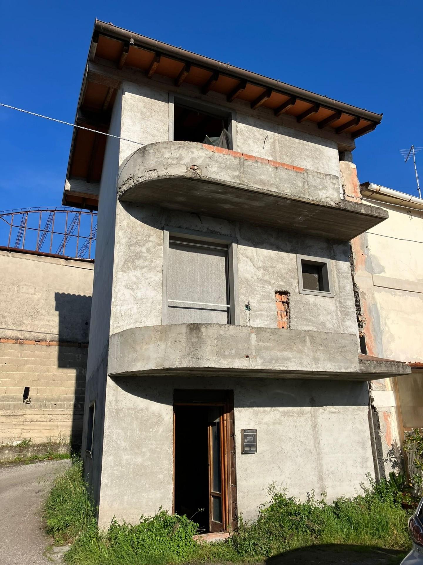 Casa indipendente da ristrutturare a Massa