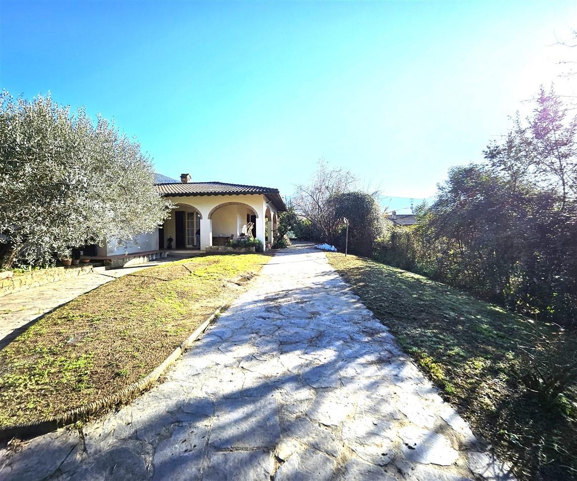 Casa indipendente con giardino a Massa